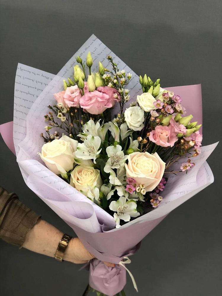 Букет цветов из: Альстромерии, Розы и Лизиантусы в Муезерском