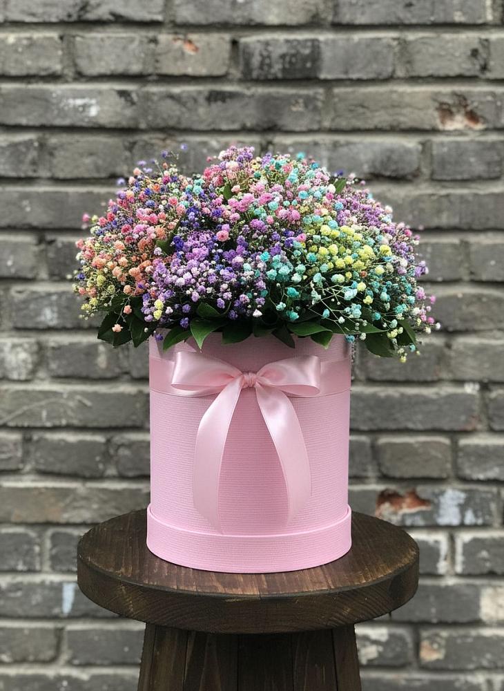 Цветочная композиция из Гипсофила и Розы в шляпной коробке в Муезерском