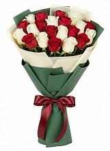 Букет Микс из красных и белых роз в Муезерском