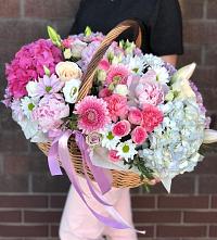 Композиция солнечный день в Муезерском Цветочная композиция из Розы, Хризантемы, Пионы и Лизиантусы в корзине в Муезерском