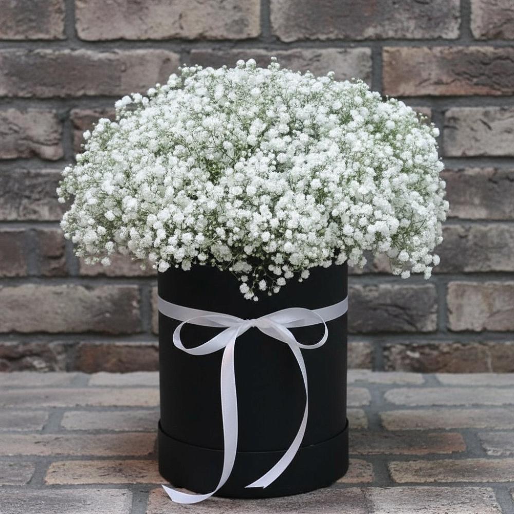 Цветочная композиция из Гипсофила в шляпной коробке в Муезерском