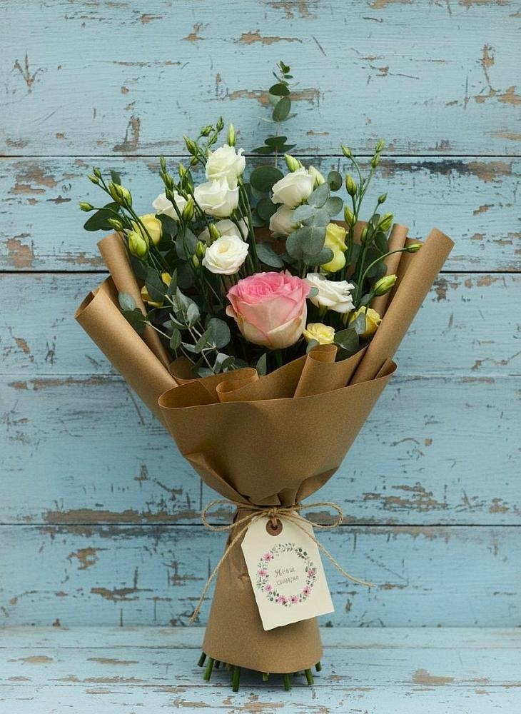 Букет цветов из: Розы и Лизиантусы в Муезерском