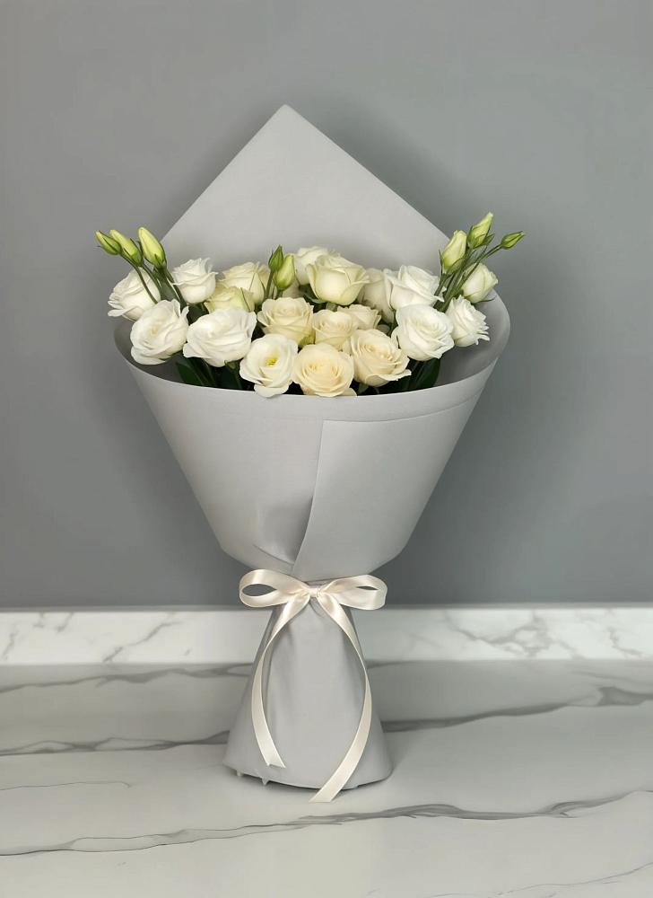 Букет цветов из: Розы и Лизиантусы в Муезерском