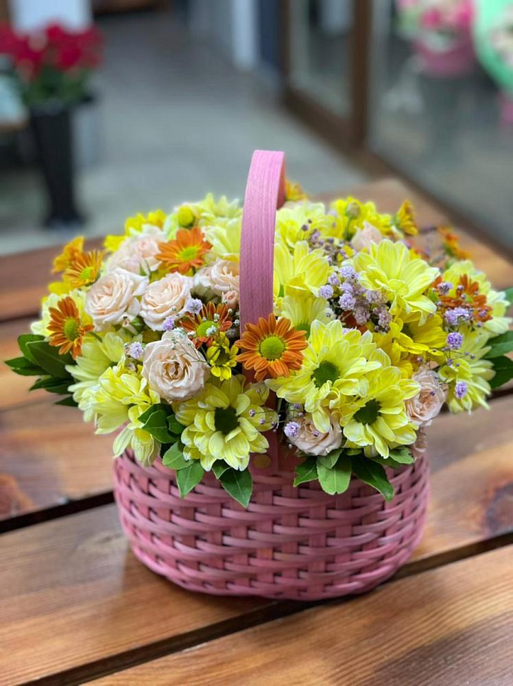 Цветочная композиция из Хризантемы и Розы в корзине в Муезерском