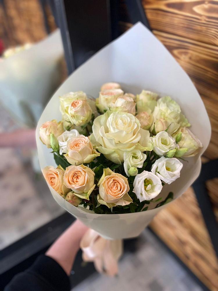 Букет цветов из: Розы и Лизиантусы в Муезерском